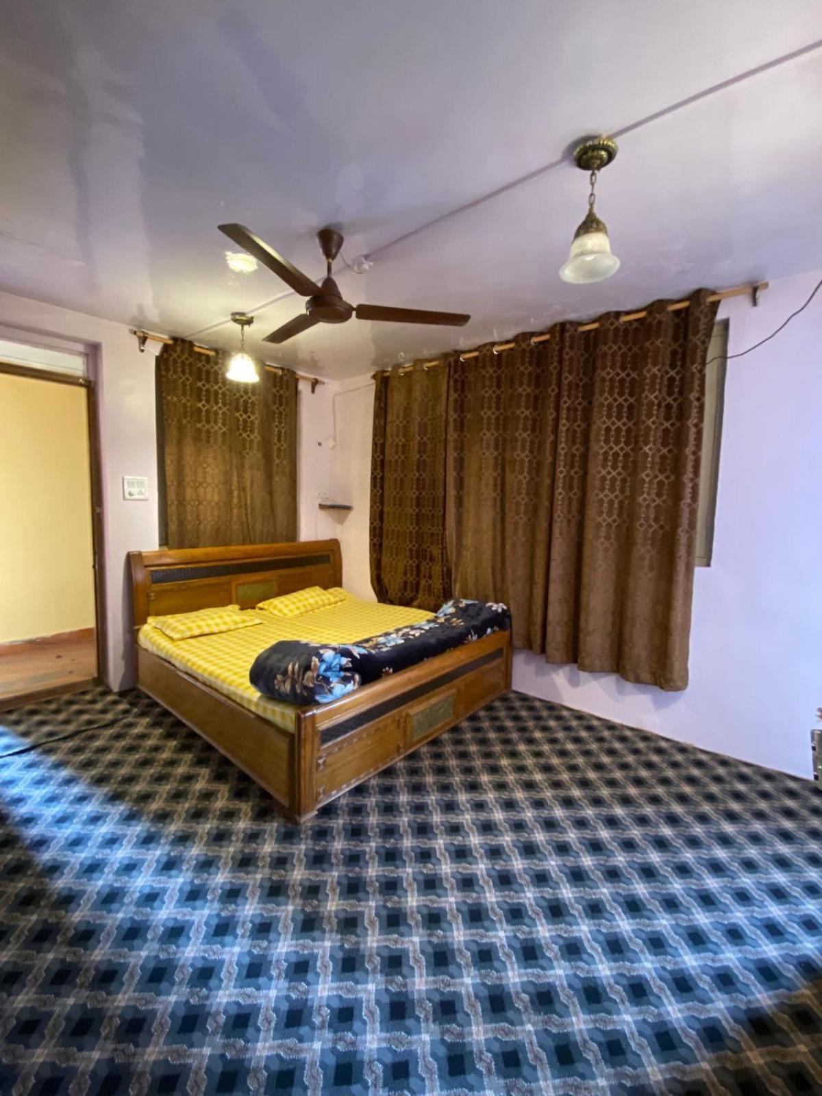 Hotel Gulistan Сринагар Экстерьер фото