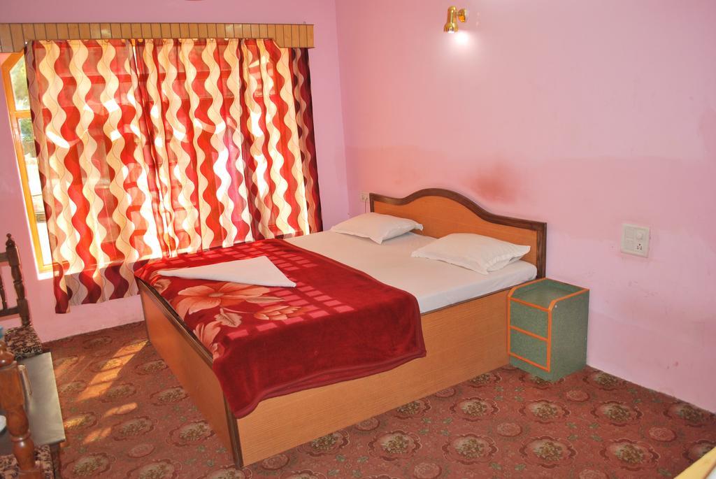 Hotel Gulistan Сринагар Экстерьер фото